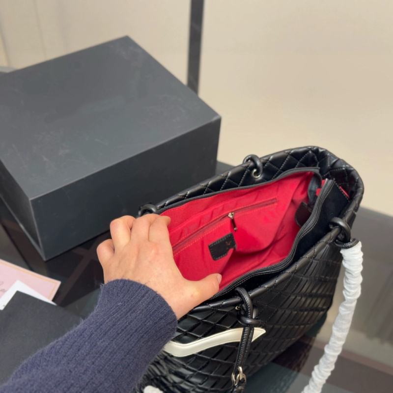 Tote táska – uniszex stílus – valódi bőr – hengeres forma – zipzár – Téli 2025