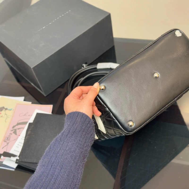 Tote táska – uniszex stílus – valódi bőr – hengeres forma – zipzár – Téli 2025