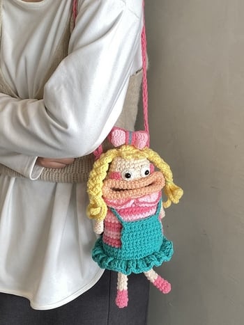 Crossbody táska, kötött hengerek formájú, poliészter, zárás, belső dokumentum-zseb