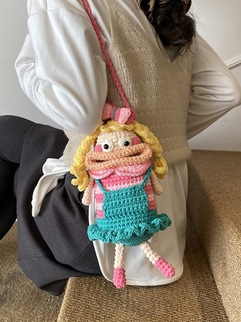 Crossbody táska, kötött hengerek formájú, poliészter, zárás, belső dokumentum-zseb