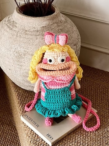 Crossbody táska, kötött hengerek formájú, poliészter, zárás, belső dokumentum-zseb