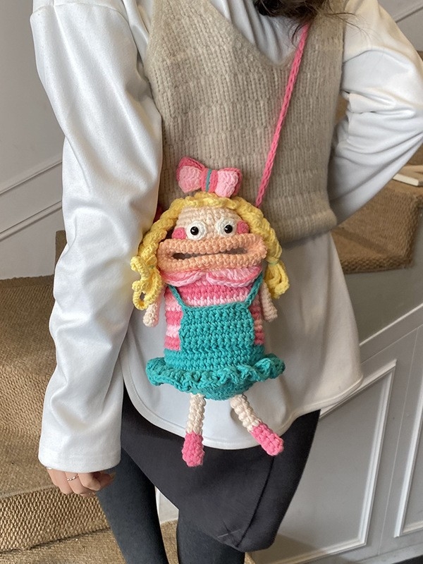 Crossbody táska, kötött hengerek formájú, poliészter, zárás, belső dokumentum-zseb