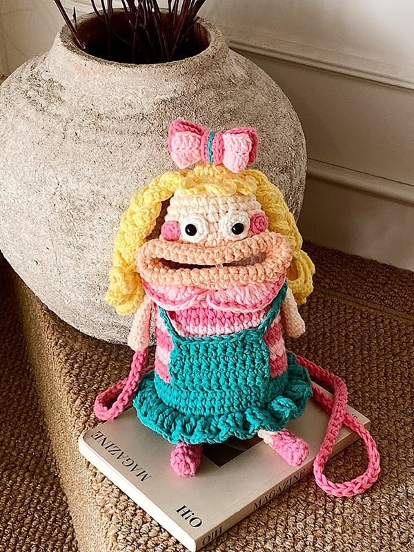 Crossbody táska, kötött hengerek formájú, poliészter, zárás, belső dokumentum-zseb