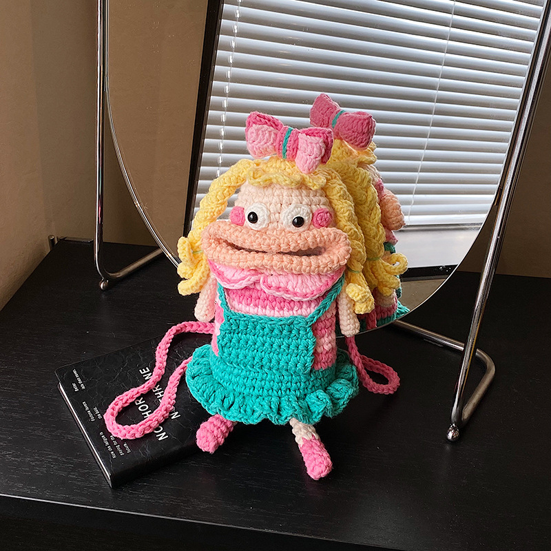 Crossbody táska, kötött hengerek formájú, poliészter, zárás, belső dokumentum-zseb