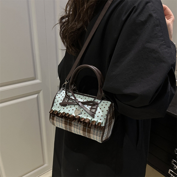 Női vállon átívelő táska - utcai stílus, különleges anyag, horizontális négyszögletes forma, cipzáras zárás, belső zseb a telefon számára