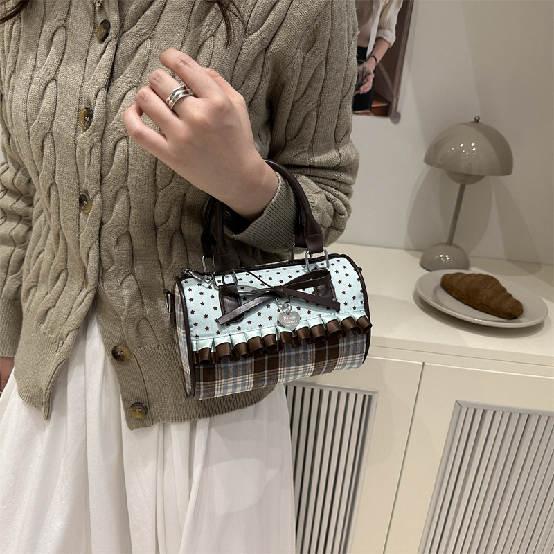 Női vállon átívelő táska - utcai stílus, különleges anyag, horizontális négyszögletes forma, cipzáras zárás, belső zseb a telefon számára