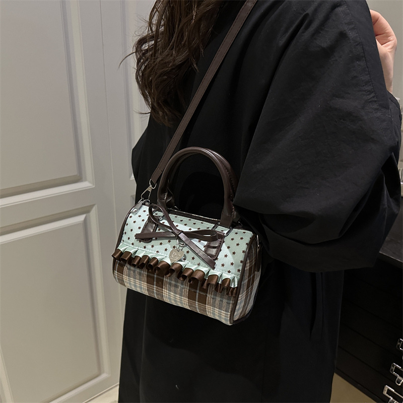 Női vállon átívelő táska - utcai stílus, különleges anyag, horizontális négyszögletes forma, cipzáras zárás, belső zseb a telefon számára