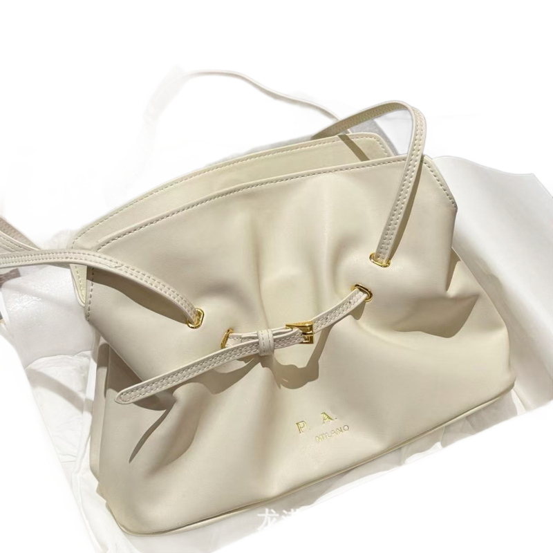 Női alkar-táska valódi bőrből (első réteg tehénbőrből), cipzáras záródás, vízszintes négyzet alakú forma, belső zsebek telefonhoz és dokumentumokhoz, városi minimalist stílus