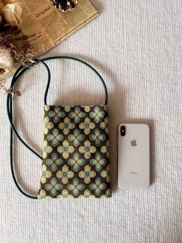 Crossbody torbica za telefon – pamuk, podstava poliester, uspravni kvadratni oblik, magnetsko zatvaranje, skriveni džep na zip
