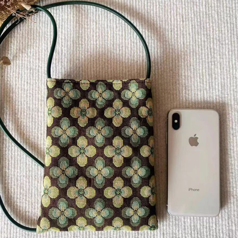 Crossbody torbica za telefon – pamuk, podstava poliester, uspravni kvadratni oblik, magnetsko zatvaranje, skriveni džep na zip