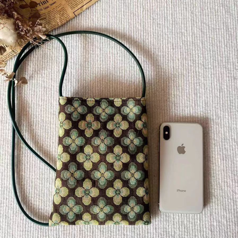 Crossbody torbica za telefon – pamuk, podstava poliester, uspravni kvadratni oblik, magnetsko zatvaranje, skriveni džep na zip
