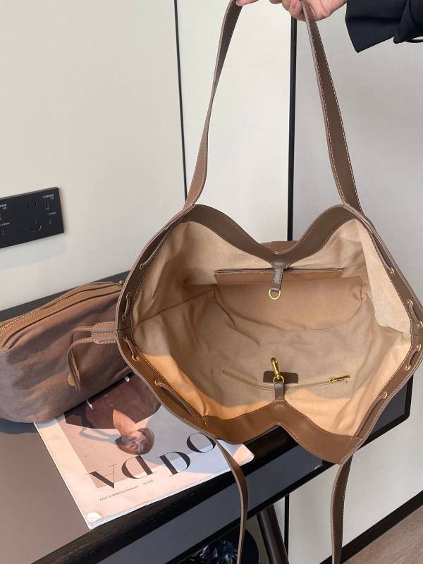 Ženska teksturirana bucket bag, ulični stil, PU, horizontalni kvadratni oblik, poliester podstava, unutarnji džepovi: skriveni džep sa zatvaračem, džep za telefon, džep za ID