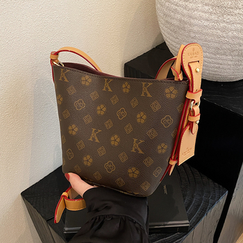 Ženska PU torba tipa kanta, magnetsko zatvaranje, poliester podstava, unutarnja džep za telefon, svakodnevna upotreba