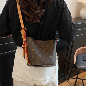 Ženska PU torba tipa kanta, magnetsko zatvaranje, poliester podstava, unutarnja džep za telefon, svakodnevna upotreba