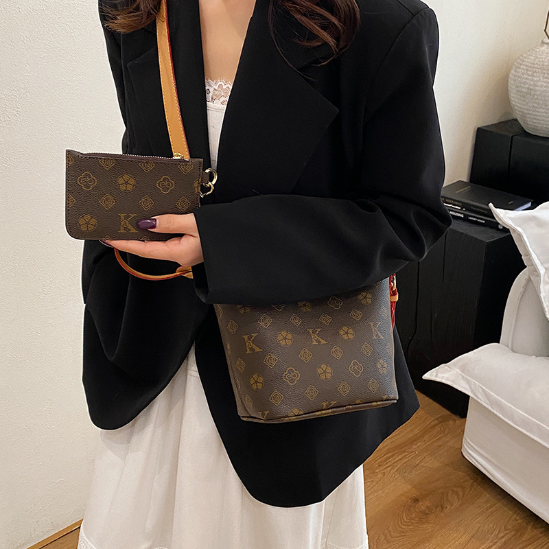 Ženska PU torba tipa kanta, magnetsko zatvaranje, poliester podstava, unutarnja džep za telefon, svakodnevna upotreba