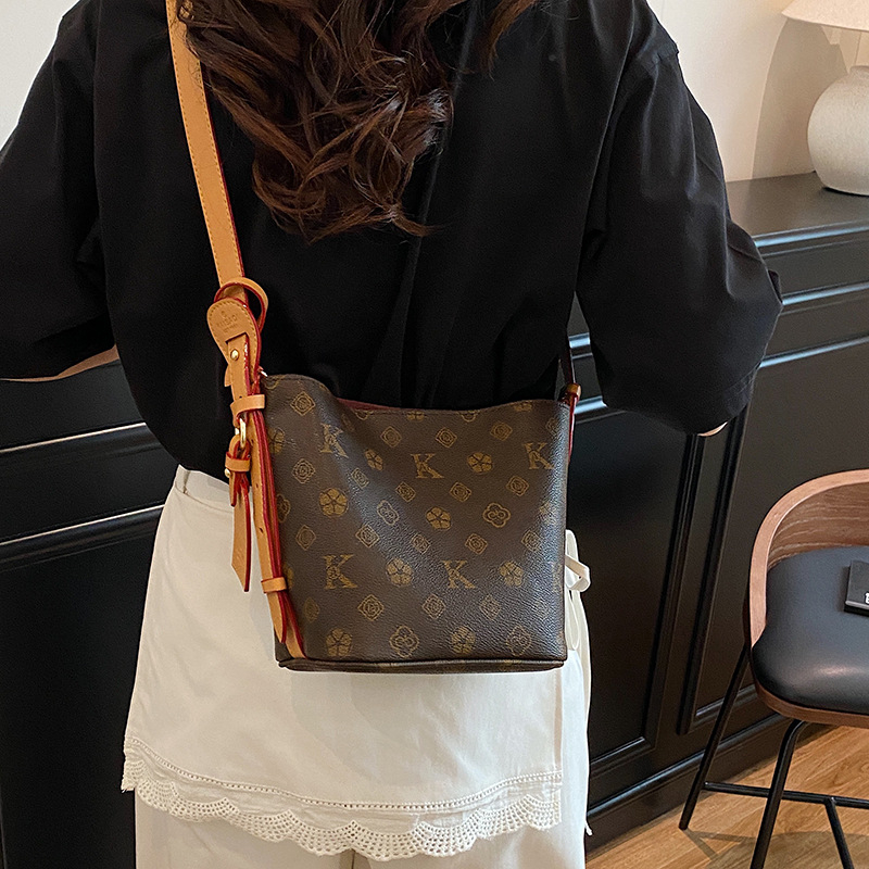 Ženska PU torba tipa kanta, magnetsko zatvaranje, poliester podstava, unutarnja džep za telefon, svakodnevna upotreba