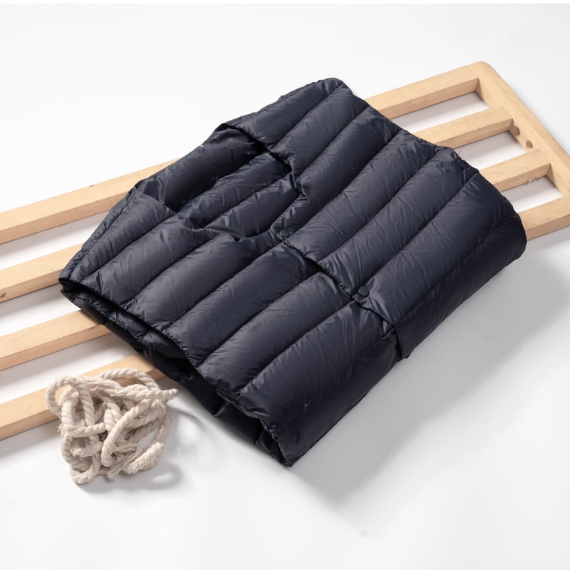 Мъжка жилетка без яка с пера, тънка и лека, найлонова материя, пълнеж бял патеши пух, еднобортна, есен-зима