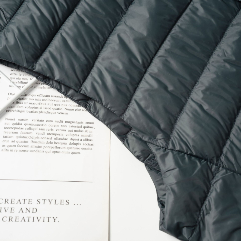 Мъжка жилетка без яка с пера, тънка и лека, найлонова материя, пълнеж бял патеши пух, еднобортна, есен-зима