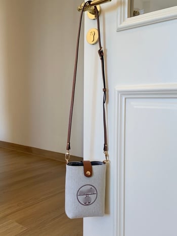 Geantă crossbody unisex, material bumbac și in, formă verticală pătrată, închidere cu capac, buzunar interior cu fermoar laminat, curea unică pentru utilizare zilnică