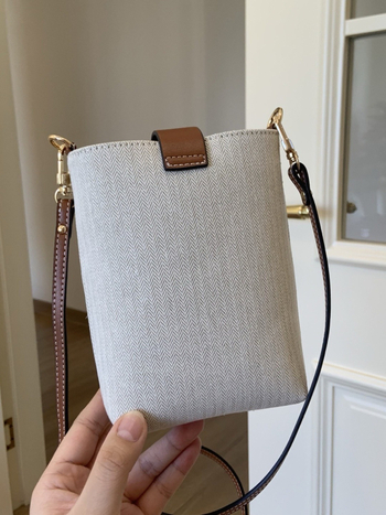 Geantă crossbody unisex, material bumbac și in, formă verticală pătrată, închidere cu capac, buzunar interior cu fermoar laminat, curea unică pentru utilizare zilnică