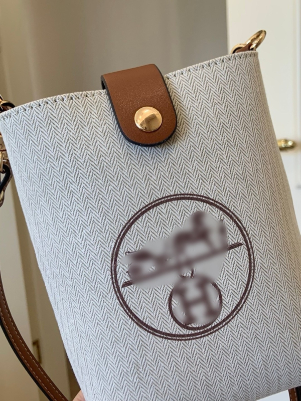 Geantă crossbody unisex, material bumbac și in, formă verticală pătrată, închidere cu capac, buzunar interior cu fermoar laminat, curea unică pentru utilizare zilnică