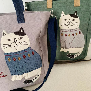 Ukrašena crossbody torba za gradske potrebe — platno, zatvarač, poliester podstava.