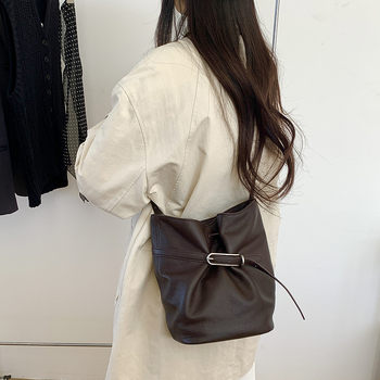Bucket torba od prave kože s crossbody remenom, veliki kapacitet, svakodnevna uporaba, retro stil