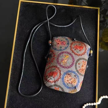 Torba za telefon u literarnom nacionalnom stilu, pamuk, vertikalno kvadratnog oblika, zatvaranje kukom, s jednom remenom