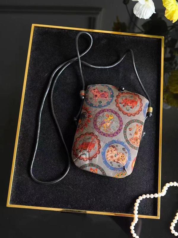 Torba za telefon u literarnom nacionalnom stilu, pamuk, vertikalno kvadratnog oblika, zatvaranje kukom, s jednom remenom