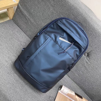 Utcai stílusú hátizsák, kapacitás 20–35 l, vízálló PU anyag, illeszkedik 15 hüvelykes laptophoz, ergonómikus hátrész