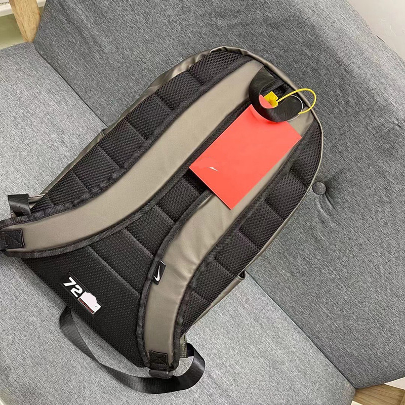 Utcai stílusú hátizsák, kapacitás 20–35 l, vízálló PU anyag, illeszkedik 15 hüvelykes laptophoz, ergonómikus hátrész