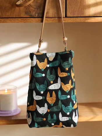 Torba za telefon preko ramena s 3D vezom, platno, vertikalni kvadratni oblik, magnetsko zatvaranje, otvoreni džep, dvostruke naramenice