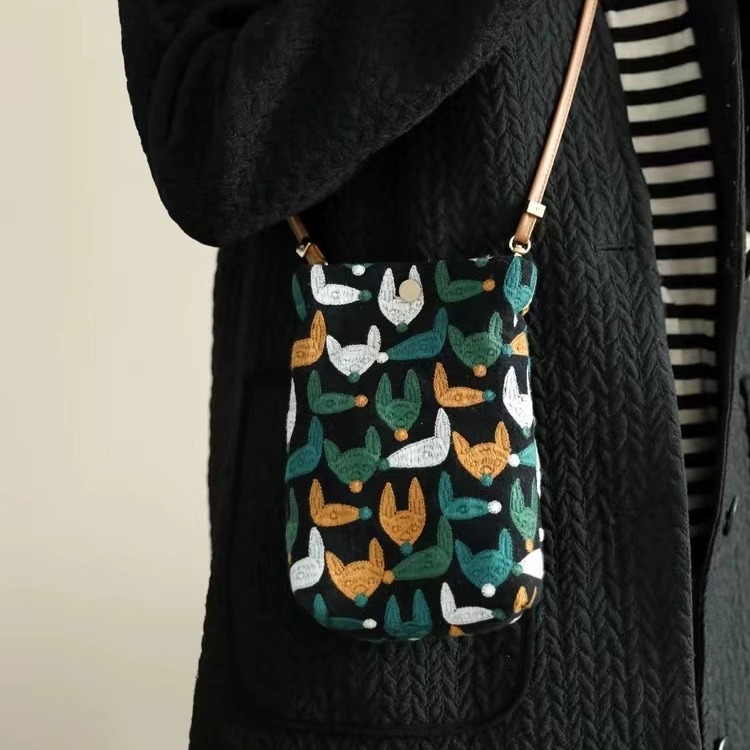 Torba za telefon preko ramena s 3D vezom, platno, vertikalni kvadratni oblik, magnetsko zatvaranje, otvoreni džep, dvostruke naramenice