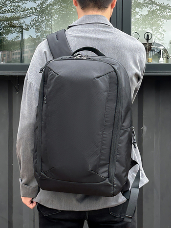 Unisex poslovni ruksak od najlona, vodootporan, kapaciteta 20–35L, urbani minimalistički stil, naramenice s zračnim jastučićem