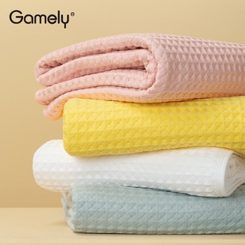 Detský uterák na tvár z bavlnenej gázy, štvorcový tvar, lemovaný jacquardovým prevedením, hmotnosť 25 g, tlačené logo