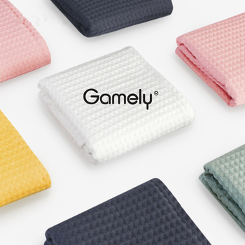 Detský uterák na tvár z bavlnenej gázy, štvorcový tvar, lemovaný jacquardovým prevedením, hmotnosť 25 g, tlačené logo