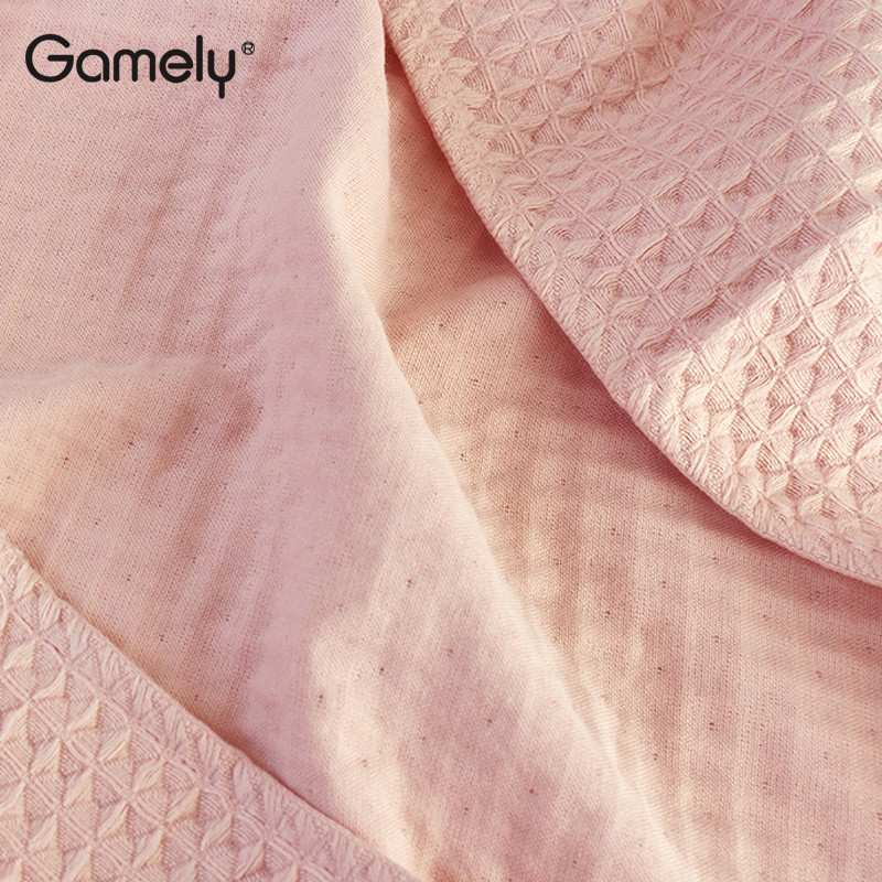 Detský uterák na tvár z bavlnenej gázy, štvorcový tvar, lemovaný jacquardovým prevedením, hmotnosť 25 g, tlačené logo