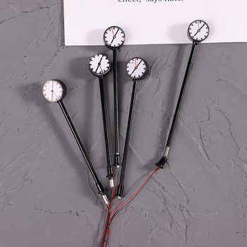 Fém épület-dioráma lámpa órával, közlekedési jelzővel és vasúti elemekkel; nem elektromos, DIY-kész, multifunkcionális.