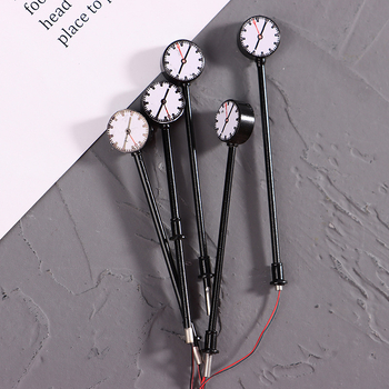 Fém épület-dioráma lámpa órával, közlekedési jelzővel és vasúti elemekkel; nem elektromos, DIY-kész, multifunkcionális.