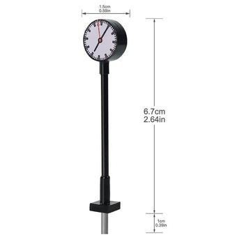 Fém épület-dioráma lámpa órával, közlekedési jelzővel és vasúti elemekkel; nem elektromos, DIY-kész, multifunkcionális.