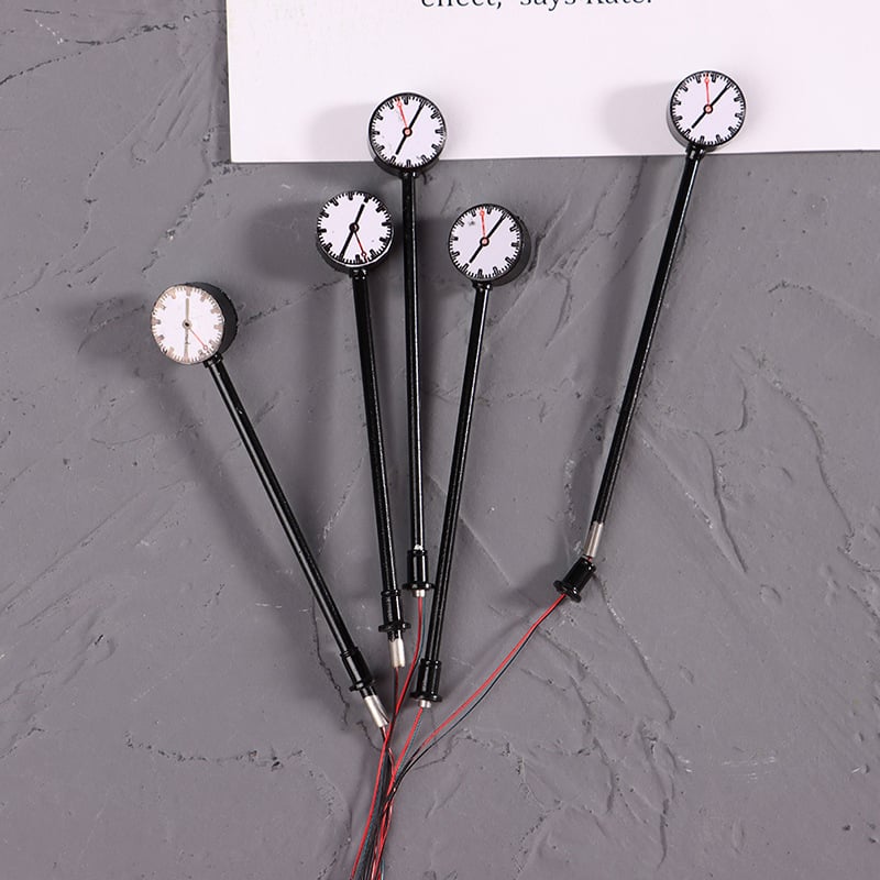 Fém épület-dioráma lámpa órával, közlekedési jelzővel és vasúti elemekkel; nem elektromos, DIY-kész, multifunkcionális.