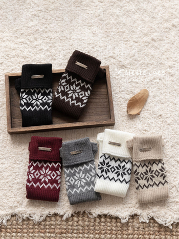 Gyerek zokni - hosszú cső, vastag, kötött, comb-pamutból (combed pamut), retro Fair Isle stílus, lányoknak 3–8 év, tavasz-ősz-tél.