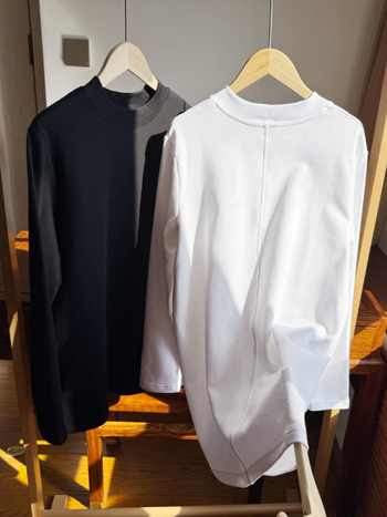 Pamukasta majica s malim stojećim ovratnikom, udoban širok kroj, dugi rukavi