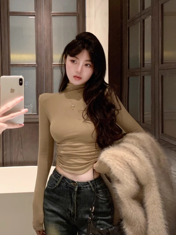 De Velvet anyagú hosszú ujjú felső, félmagas gallér, karcsúsított fazon