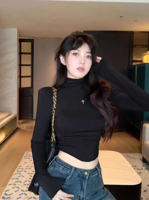 De Velvet anyagú hosszú ujjú felső, félmagas gallér, karcsúsított fazon