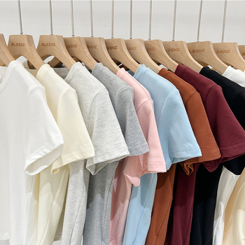 100% pamuk, teški materijal 240 g/m², geometrijski uzorak, uski kroj, kratki rukavi