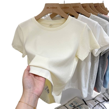 100% pamuk, teški materijal 240 g/m², geometrijski uzorak, uski kroj, kratki rukavi