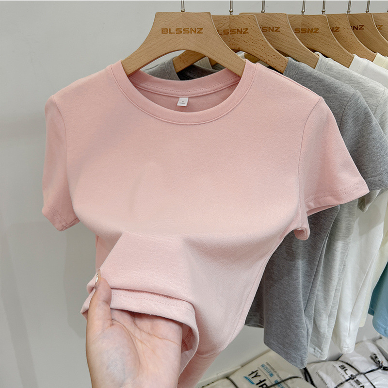 100% pamuk, teški materijal 240 g/m², geometrijski uzorak, uski kroj, kratki rukavi