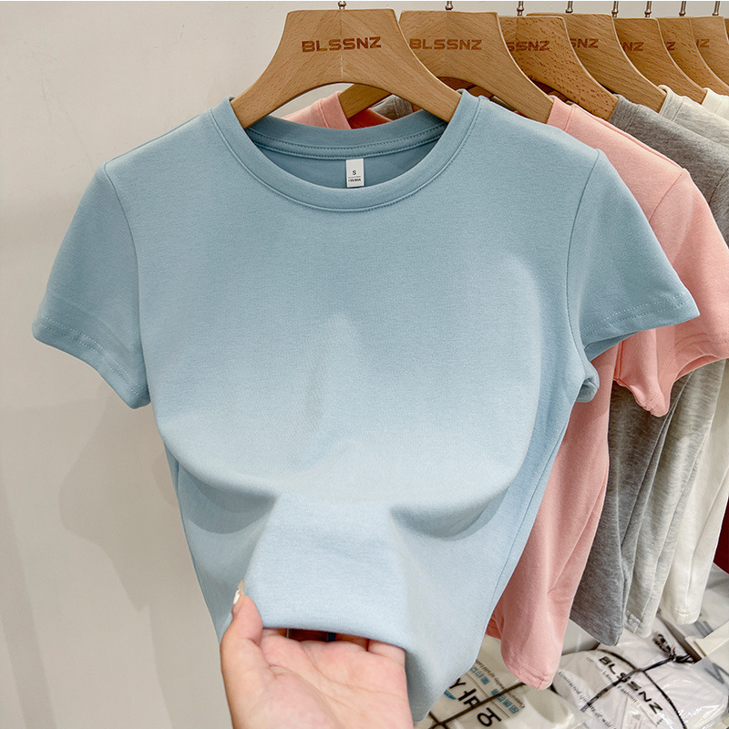 100% pamuk, teški materijal 240 g/m², geometrijski uzorak, uski kroj, kratki rukavi