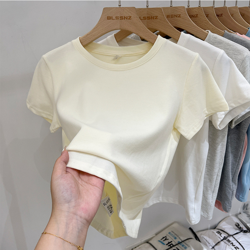 100% pamuk, teški materijal 240 g/m², geometrijski uzorak, uski kroj, kratki rukavi